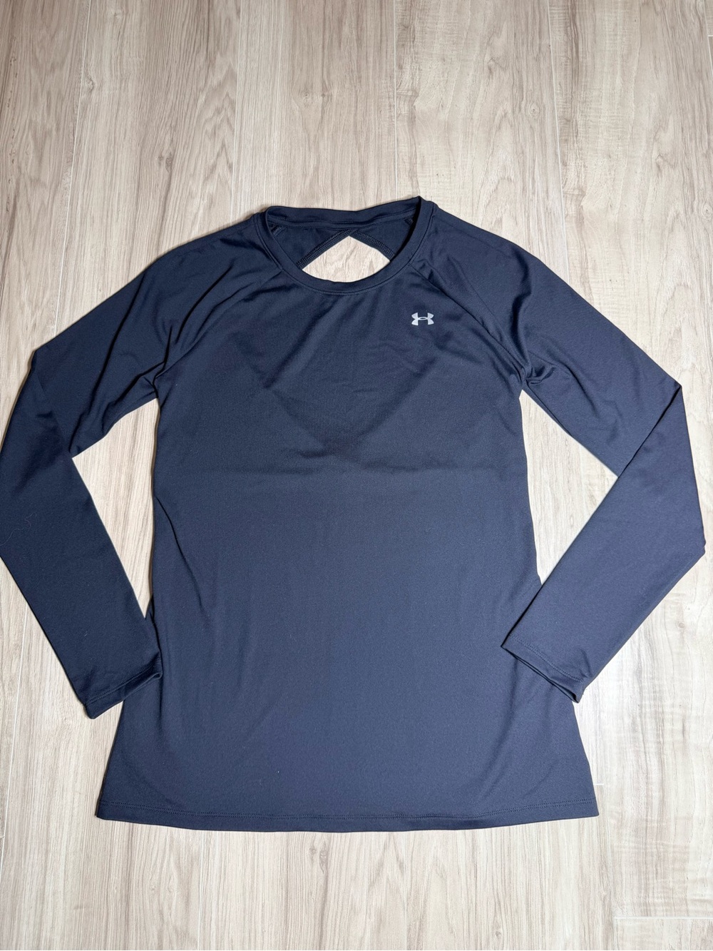 Pre-owned Under Armour HeatGear long sleeve athletic shirt, size SM/(Small).